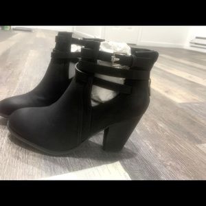 Selling for wife all her shoes for space purposes.